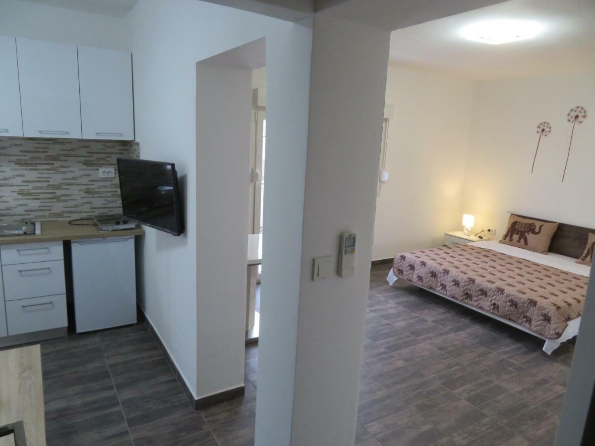 Apartments La Bombonera Starigrad Paklenica Extérieur photo